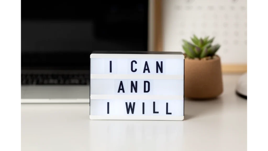Caja de luz blanca sobre una mesa con el mensaje “I CAN AND I WILL”