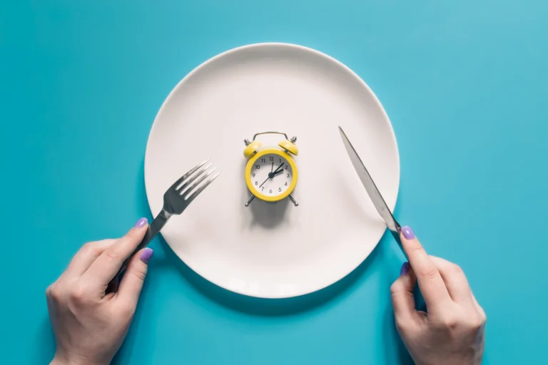 Ayuno intermitente plato con reloj