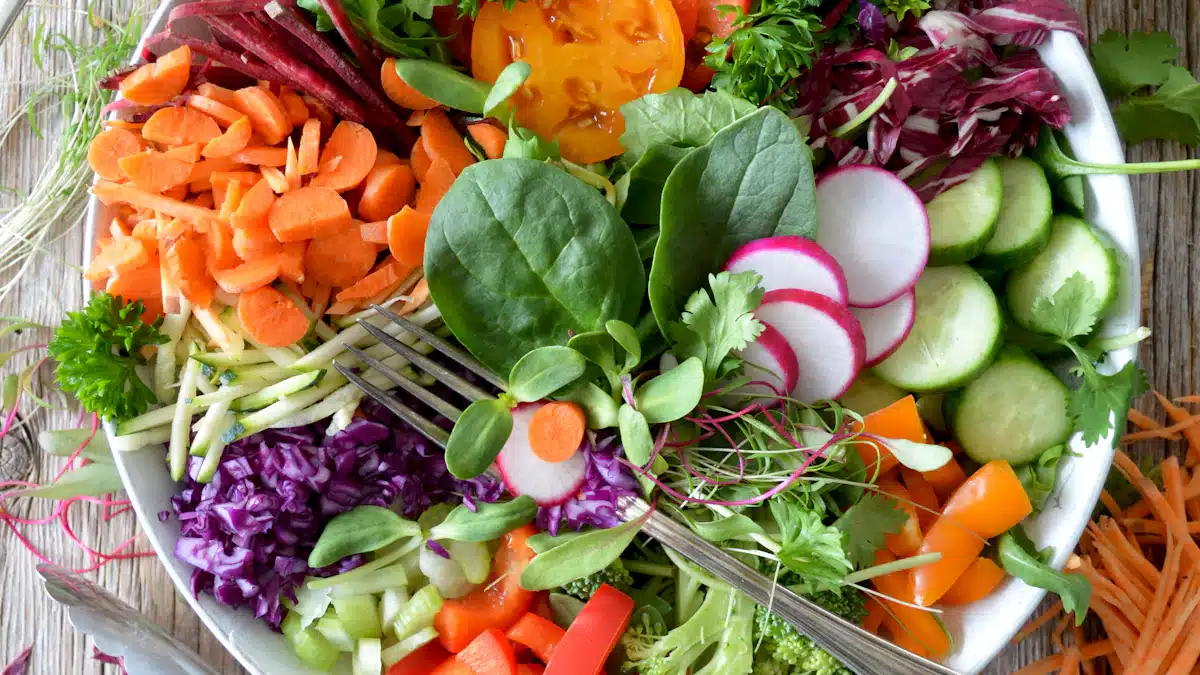 Ensalada de verduras frescas que representa una alimentación variada y nutritiva