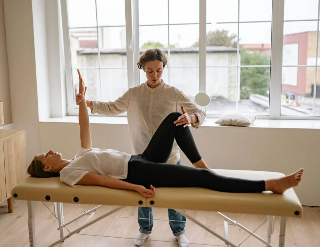 La conciencia sobre la importancia de la prevención de lesiones y la optimización del rendimiento está creciendo. Cada vez más deportistas amateur y profesionales entienden el valor de trabajar con especialistas.
Si eres estudiante de deporte o Ciencias de la Actividad Física y el Deporte (CAFYD), complementar tu formación con conocimientos de fisioterapia deportiva puede abrirte muchas puertas profesionales.