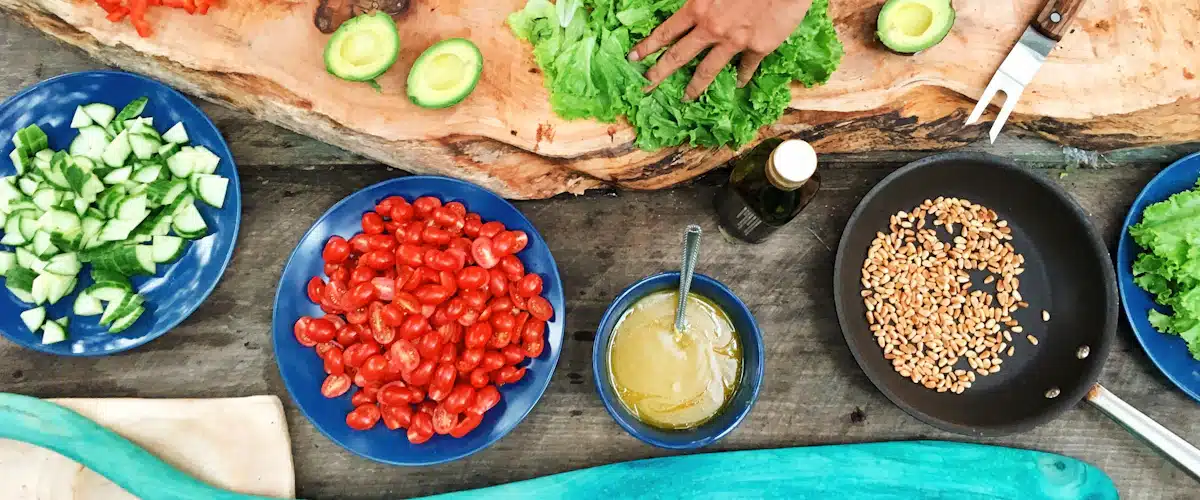 Persona preparando alimentos frescos durante la organización de su dieta