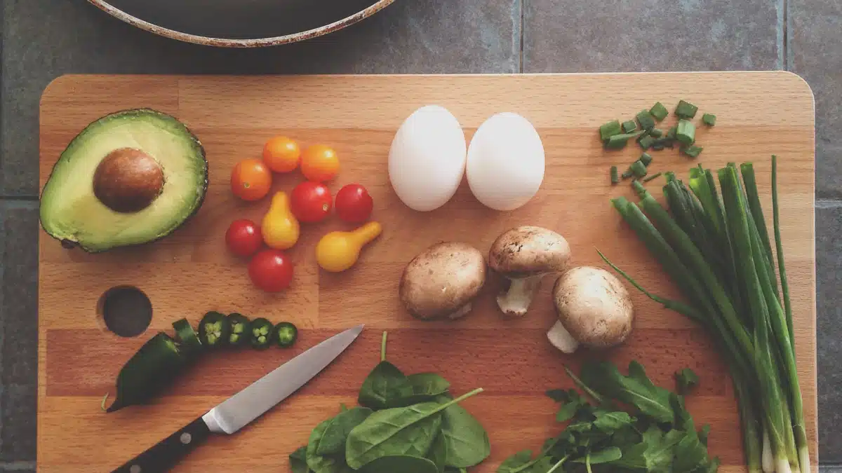 Preparación de verduras frescas para organizar comidas y controlar raciones