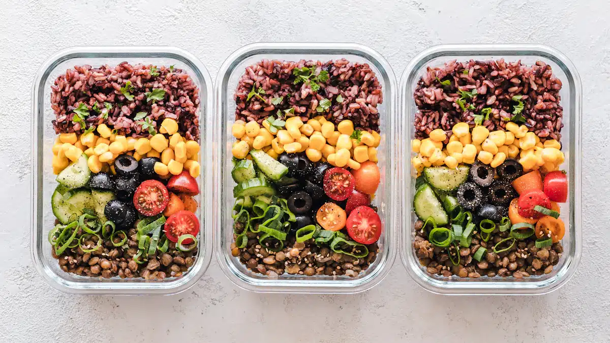 Recipientes de comida preparada con arroz verduras y legumbres equilibradas