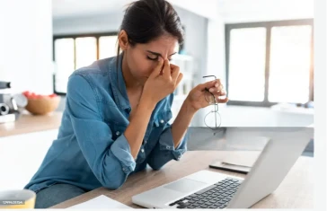 mujer con fatiga mental
