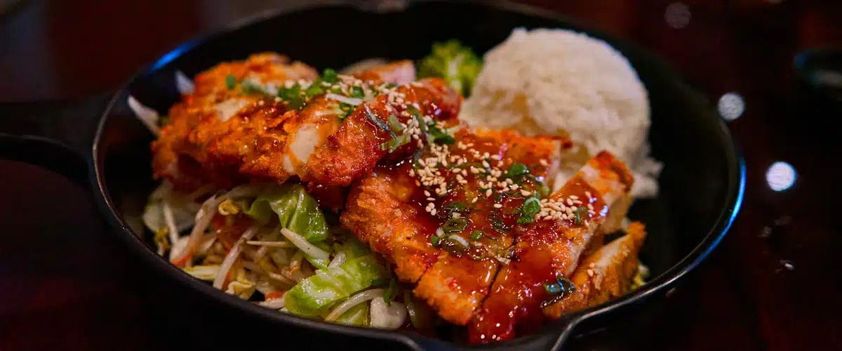 Bol de pollo con arroz y verduras para alimentación deportiva