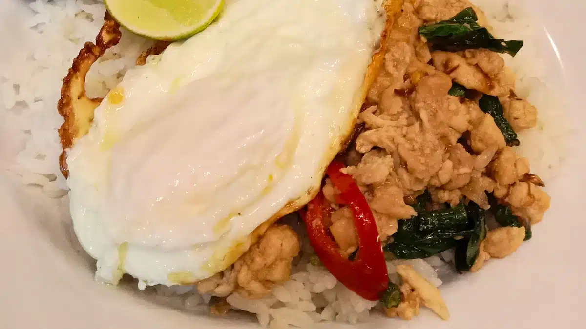 Plato de arroz con huevo como ejemplo de comida energética