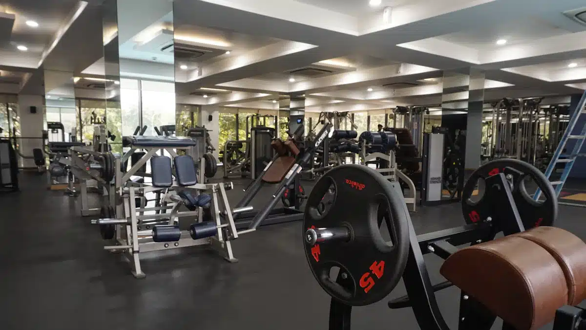Sala de entrenamiento equipada con máquinas y pesas para ganar fuerza
