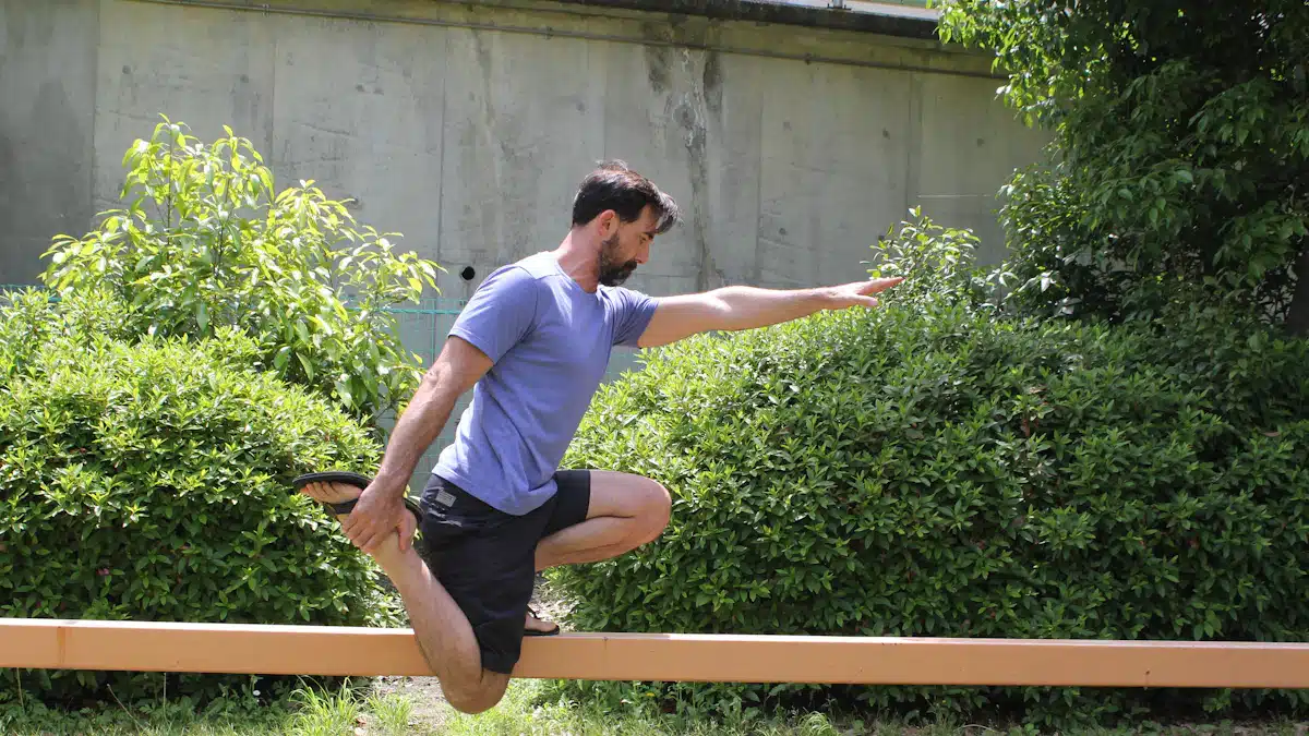 Deportista practica equilibrio sobre una pierna en una viga de madera
