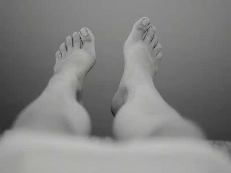 Dos pies descalzos vistos de frente al valorar el apoyo del talón