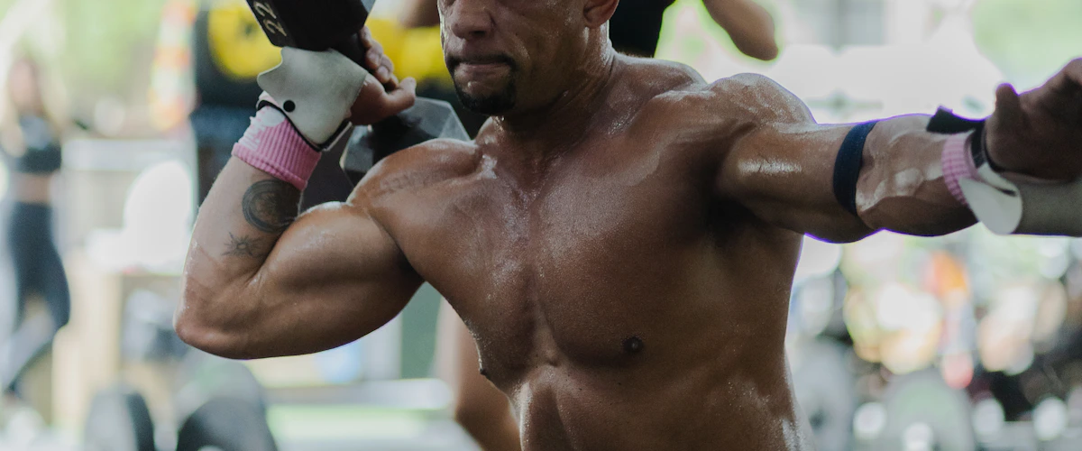Hombre realiza una sentadilla con mancuernas durante entrenamiento de fuerza