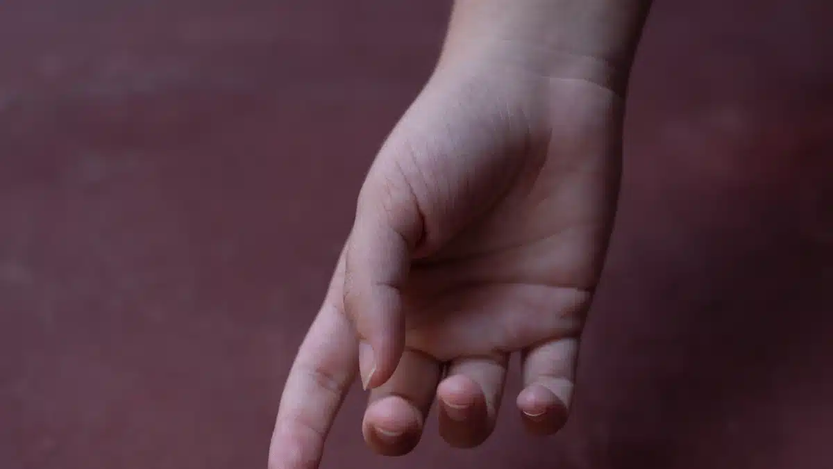 Primer plano de una mano junto al pie para ilustrar dolor plantar