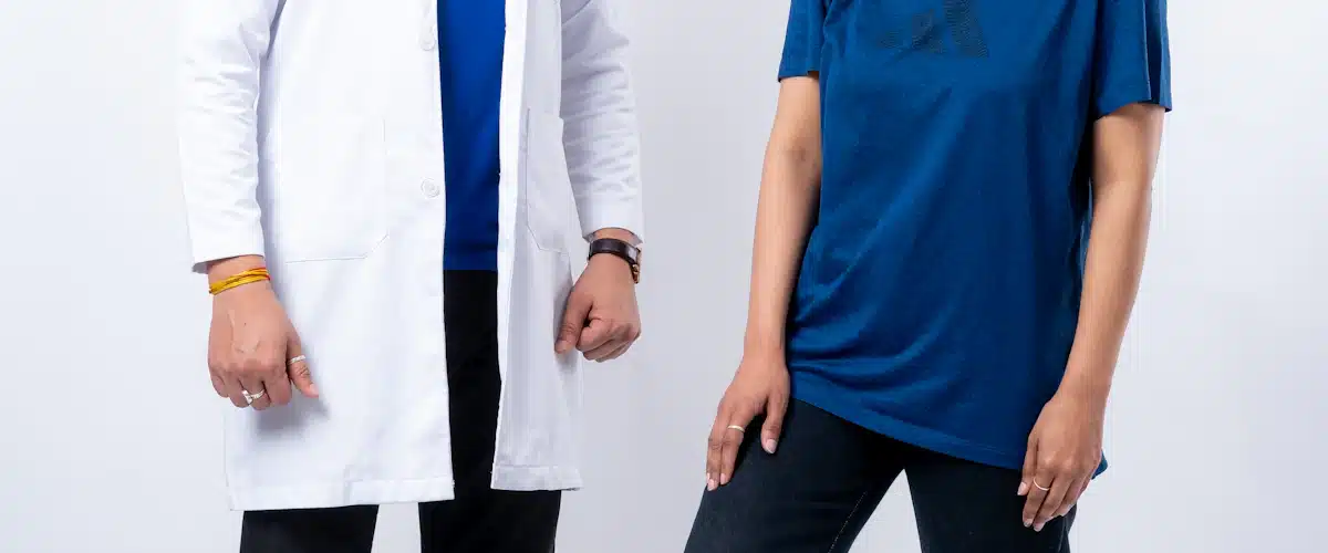 Profesional observa el apoyo y la estabilidad de una paciente