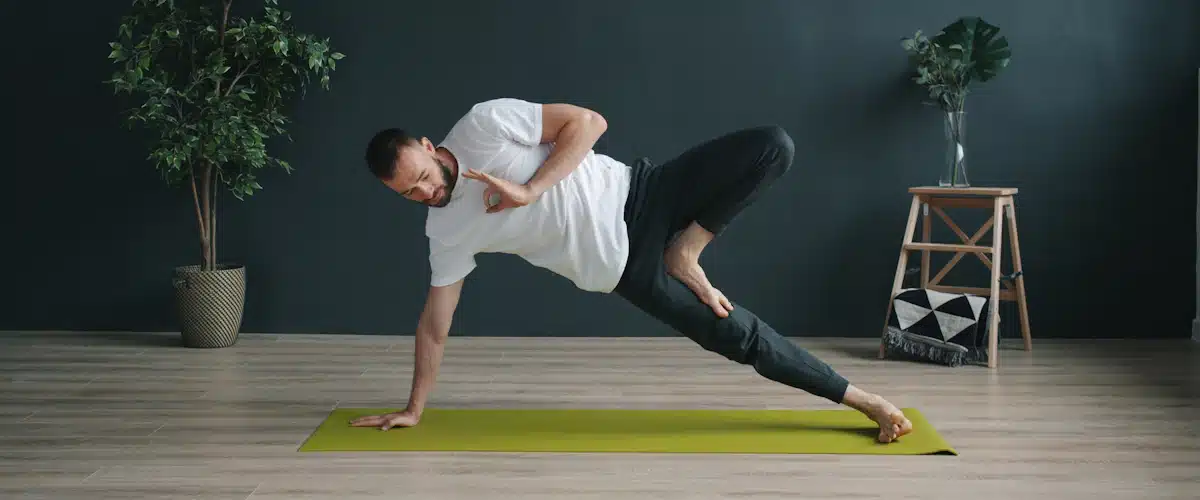 Hombre ejecuta una plancha lateral avanzada durante una sesión de entrenamiento