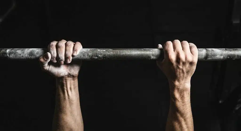isometricos-para-fuerza-agarre-barra-dominadas-tension-maxima-entrenamiento