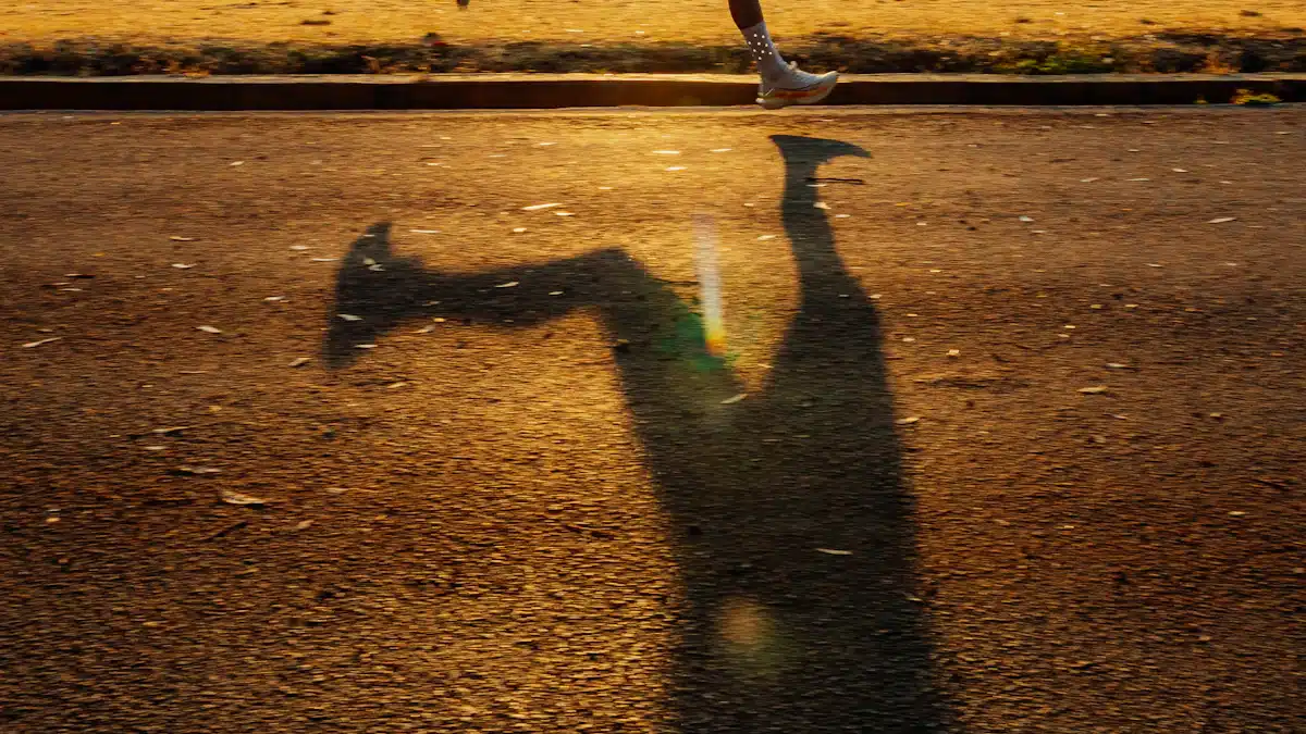Atleta corriendo una serie rápida en pista al atardecer durante interval training