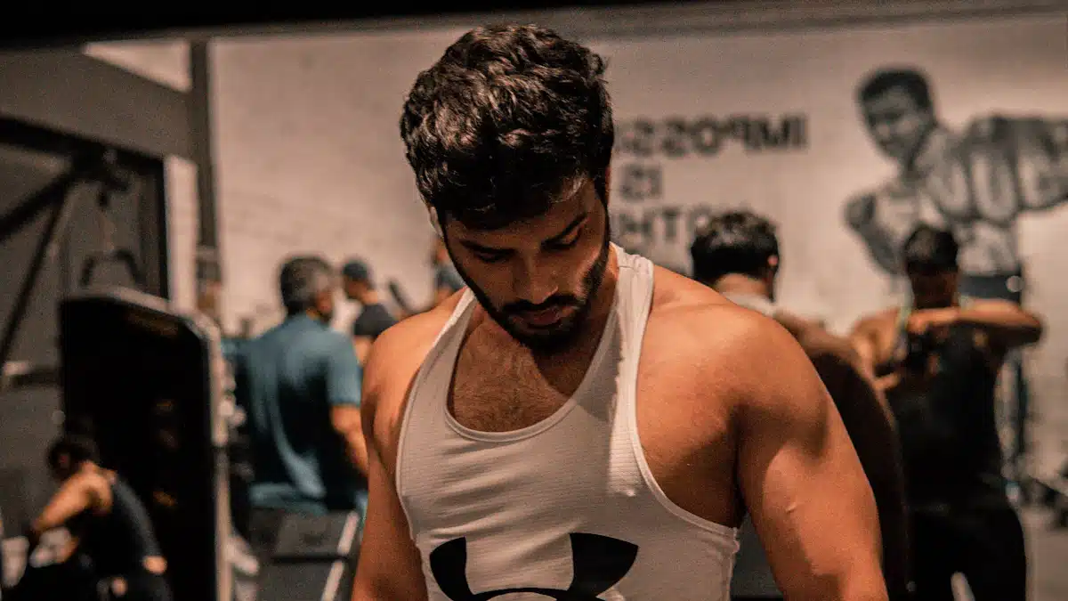 Atleta de bodybuilding ejercitando sus brazos con mancuernas durante una sesión
