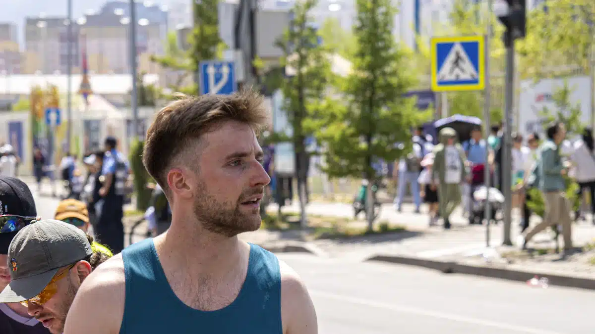 Atleta de maratón con una botella de agua durante la competición