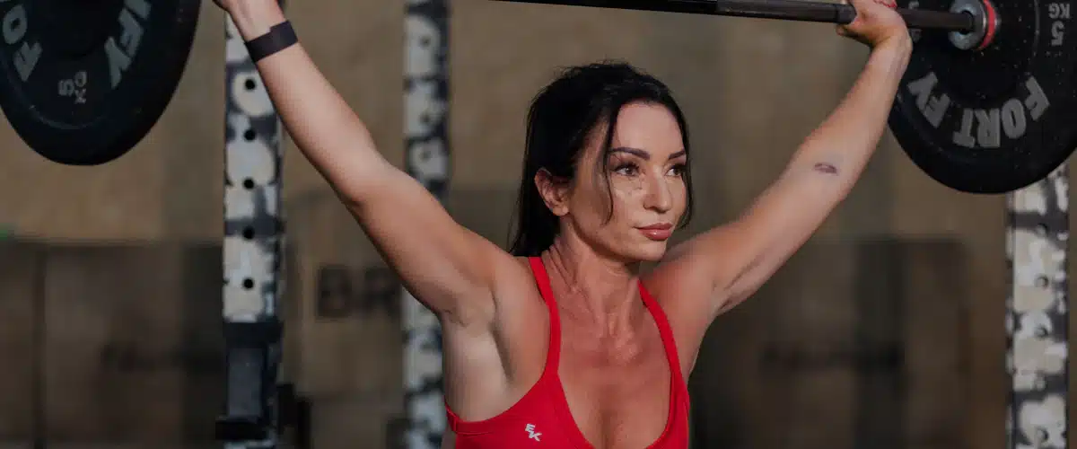 Atleta ejecutando sentadilla con barra durante una sesión de fuerza