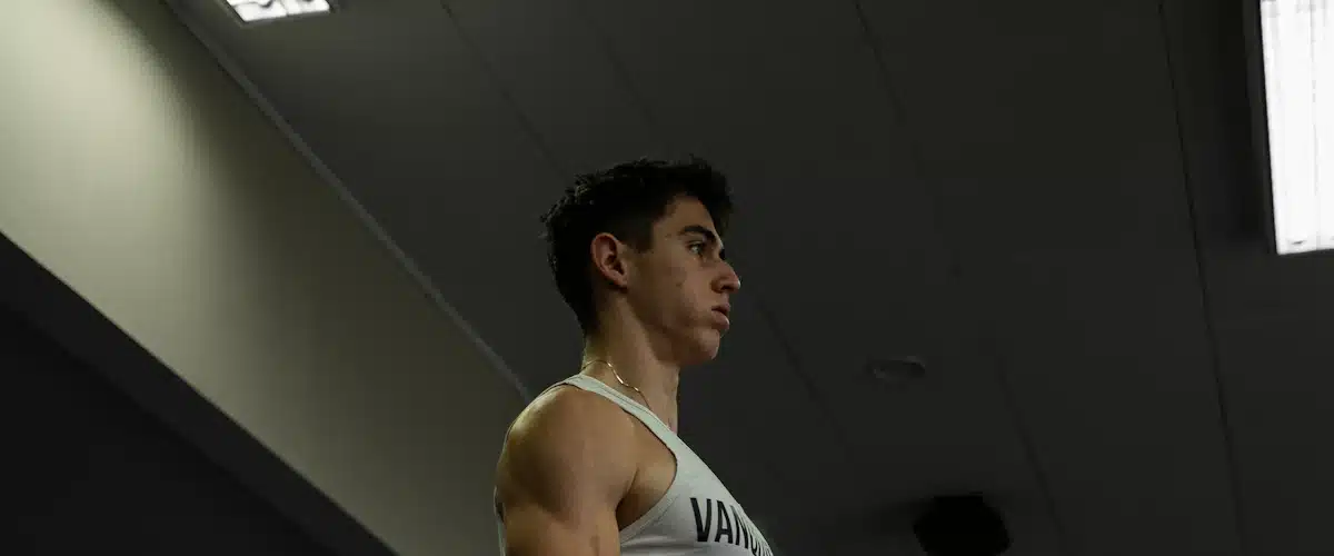 Atleta levanta una barra pesada durante una sesión de fuerza máxima