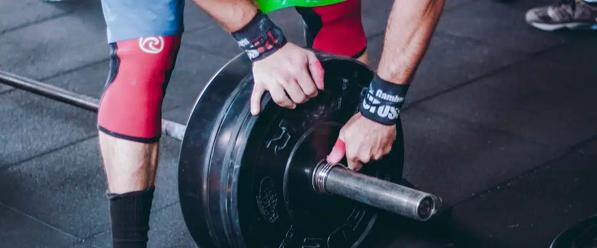 Atleta levantando una barra olímpica durante una sesión de fuerza funcional