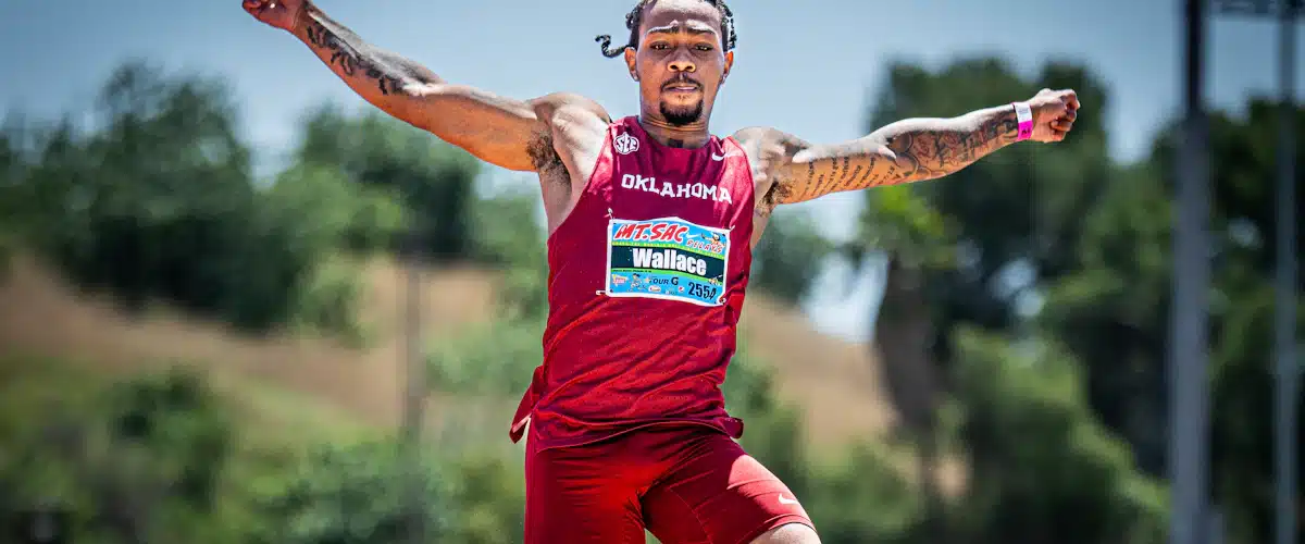 Atleta realiza un salto de longitud durante una competición de atletismo