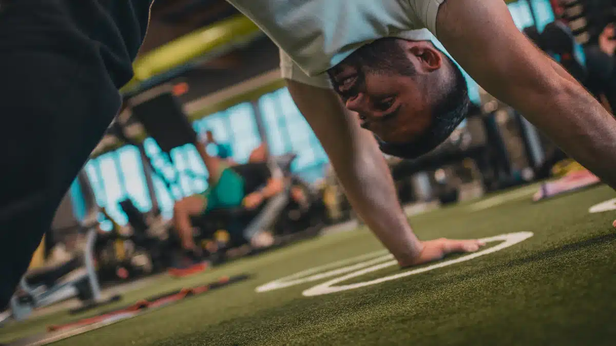 Atleta realiza una flexión para valorar estabilidad del tronco
