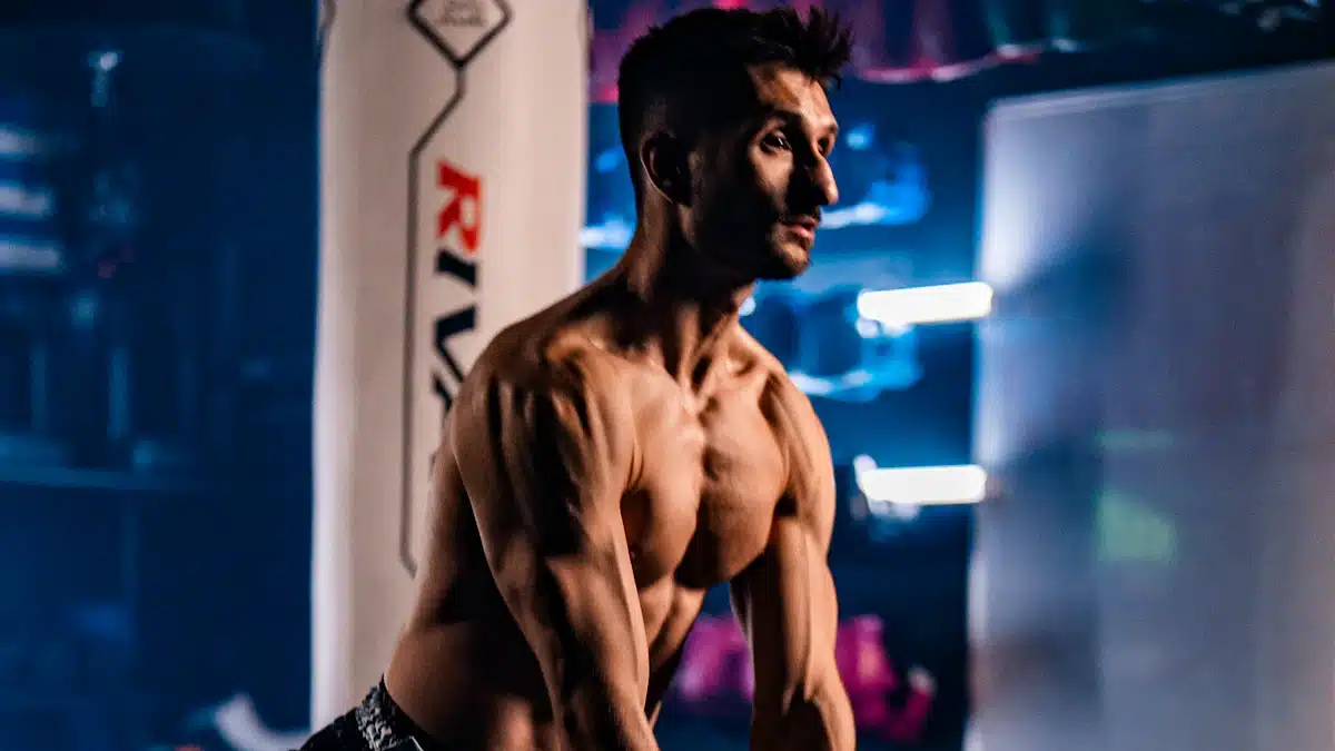 Atleta realizando entrenamiento funcional con kettlebell dentro de un gimnasio