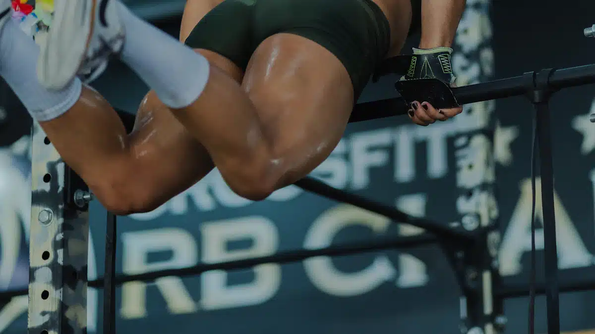 Atleta realizando muscle ups en barra fija dentro de un gimnasio
