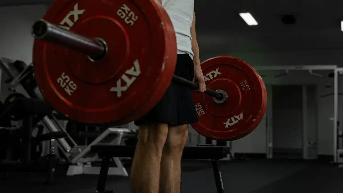 Atleta realizando peso muerto en gimnasio durante una rutina de fuerza