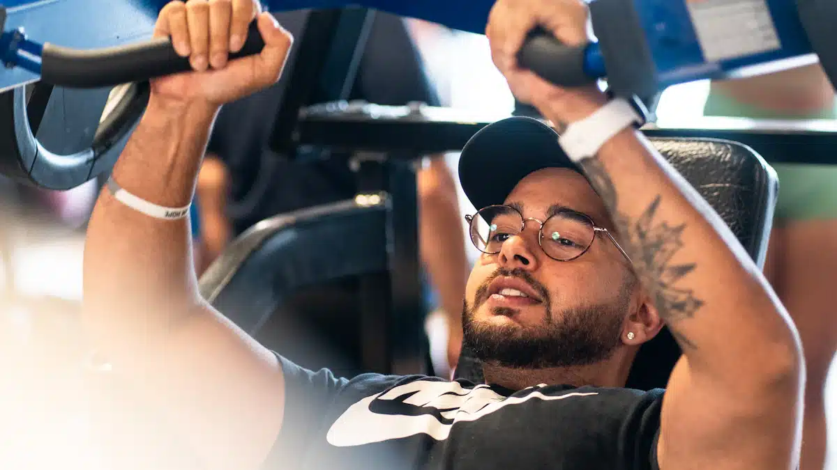 Atleta realizando press banca para calcular RM banca con técnica controlada