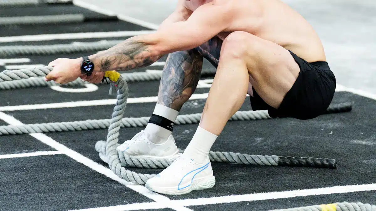Atleta trabajando con cuerdas de batalla en entrenamiento de alta intensidad