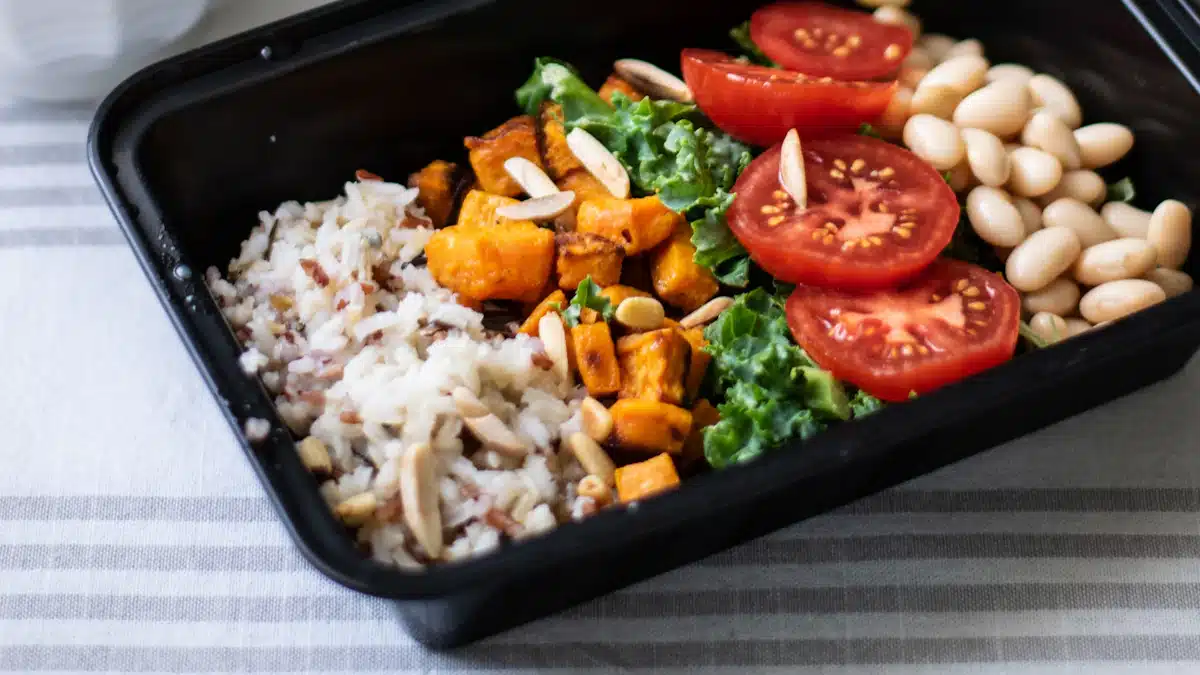 Bandejas de comida saludable preparadas para controlar la ingesta energética