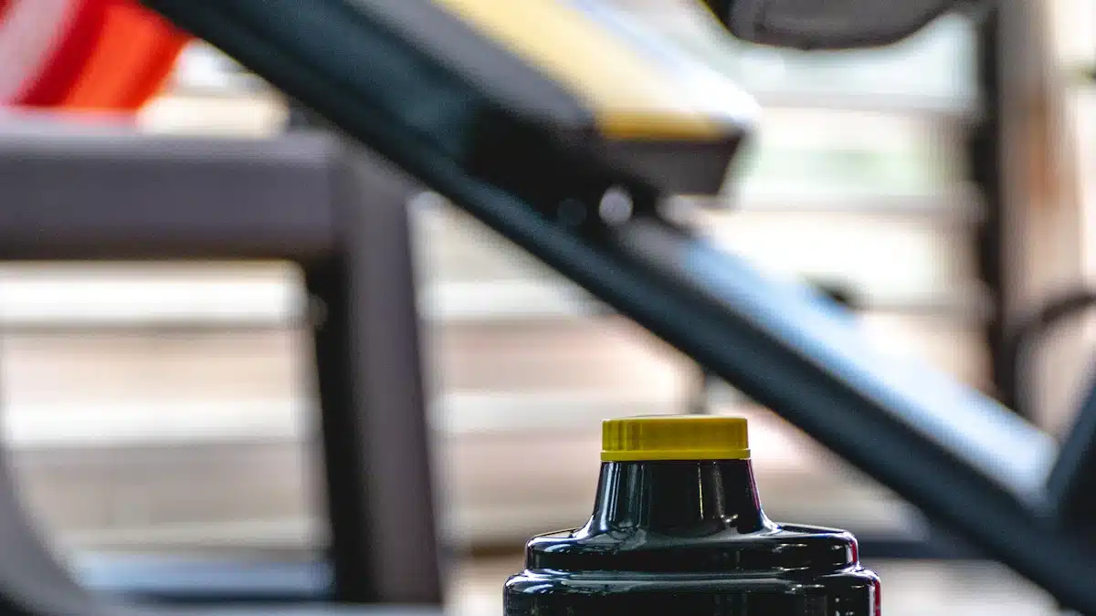 Bidón para preparar bebidas con electrolitos junto al material de gimnasio