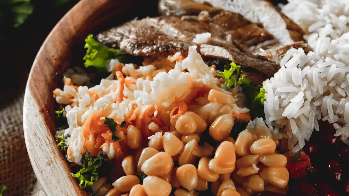 Bol con pollo, arroz, alubias y verduras para comida equilibrada
