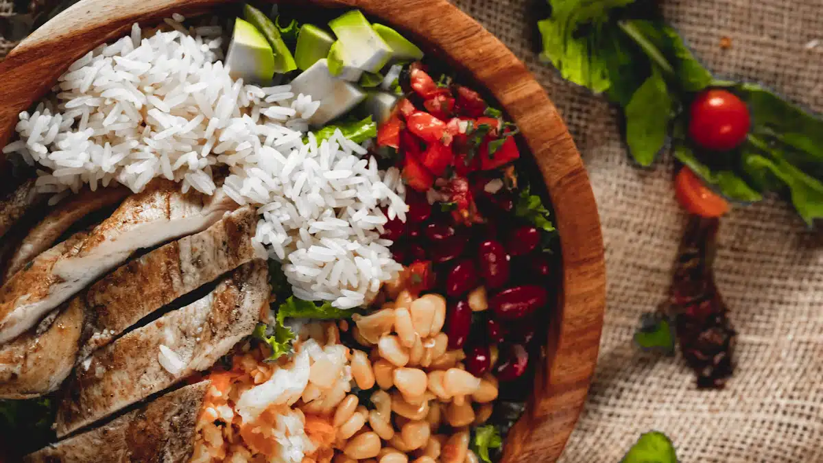 Bol de arroz con pollo y verduras frescas sobre una mesa