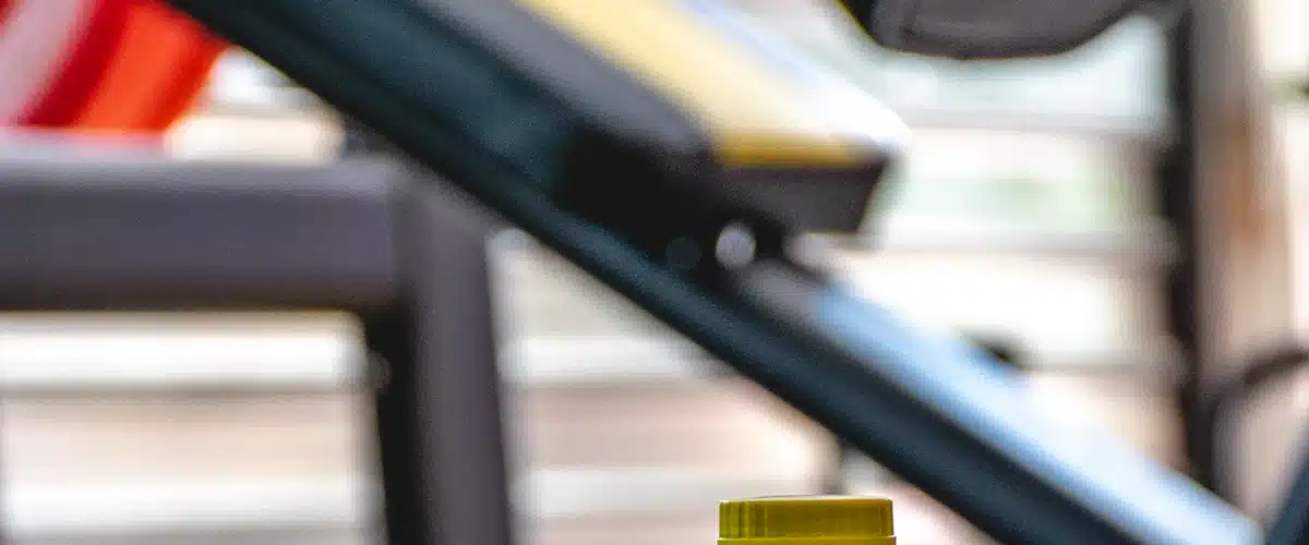 Botella mezcladora amarilla preparada para hidratación después del entrenamiento