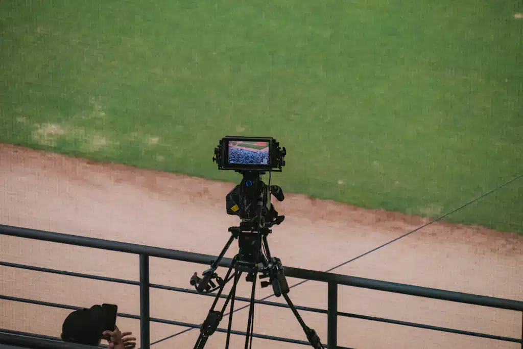 Cámara de vídeo sobre un trípode durante un partido de béisbol