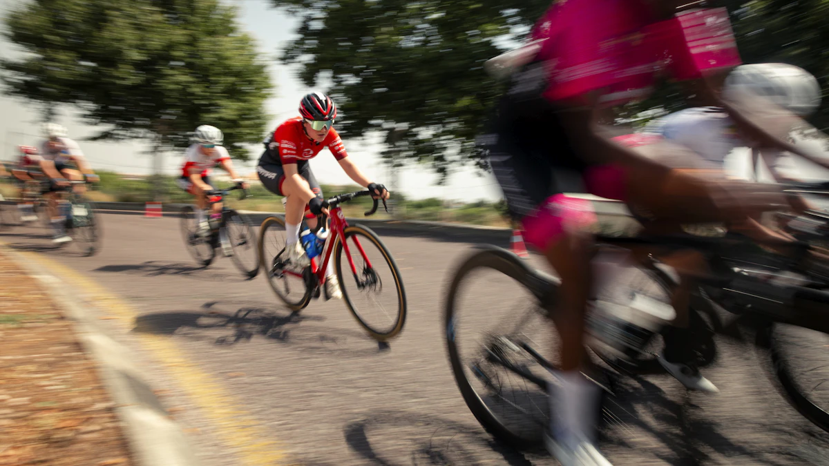 Ciclistas compitiendo en carretera durante un esfuerzo sostenido de alta intensidad