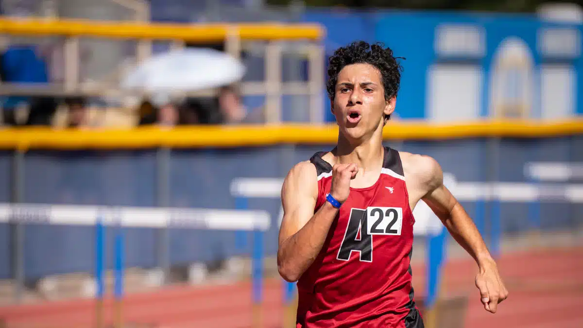 Corredor de atletismo realizando un test de Cooper en pista