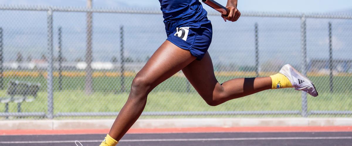 Corredora entrenando velocidad y resistencia en una pista de atletismo