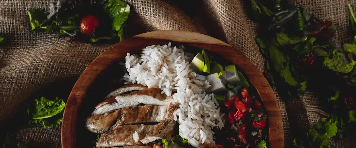 Cuenco de arroz pollo y verduras para una alimentación equilibrada