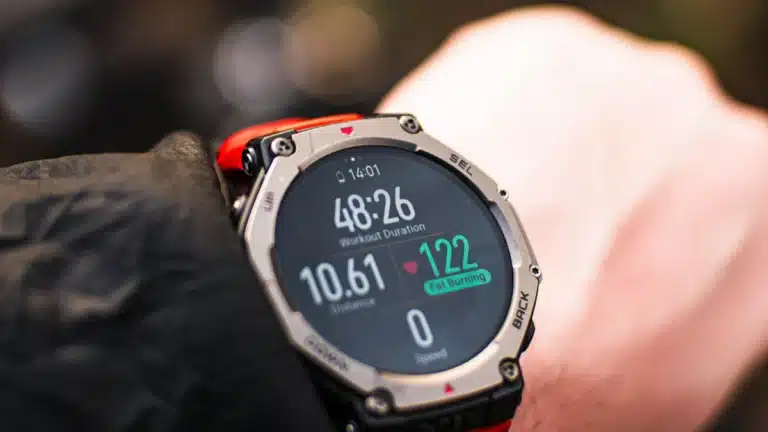 Deportista consultando la frecuencia cardíaca en su reloj durante el entrenamiento