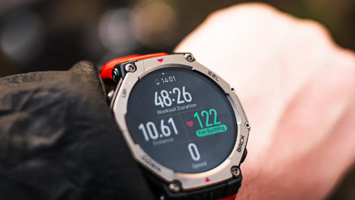 Deportista consultando la frecuencia cardíaca en su reloj durante el entrenamiento calcular zona frecuencia cardiaca