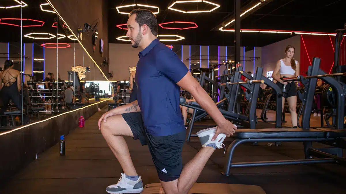 Deportista estirando cuádriceps sobre una esterilla tras una sesión de entrenamiento