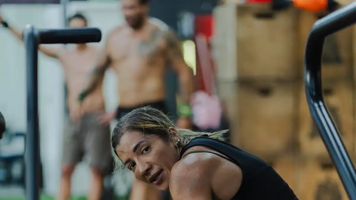 Deportista recupera el aliento después de una sesión de entrenamiento