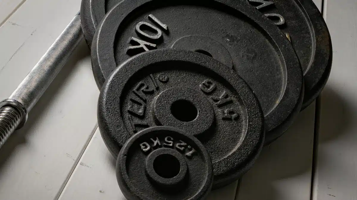 Discos de pesas y barra preparados para graduar las cargas del entrenamiento