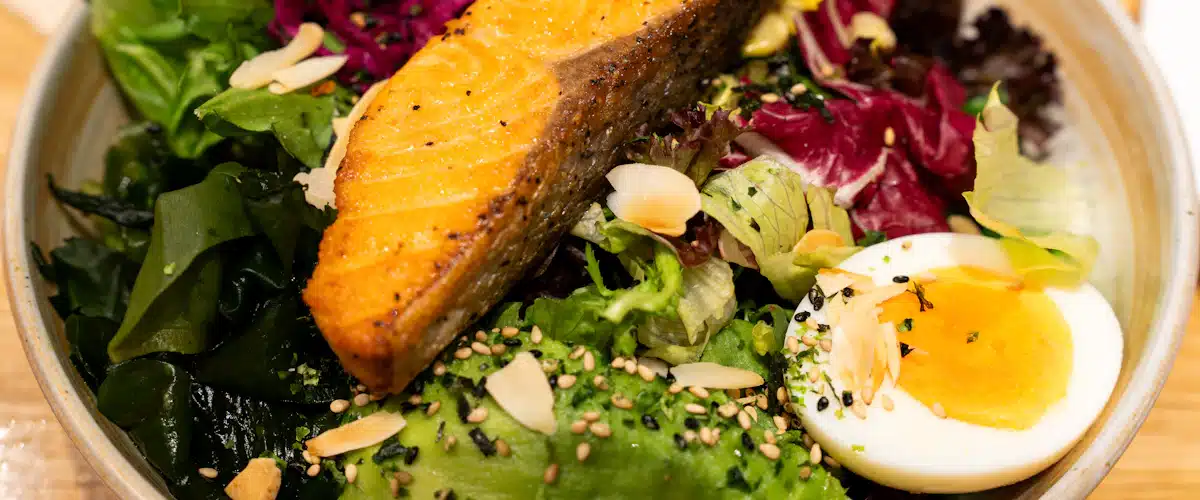 Ensalada de salmón y aguacate con huevo y verduras coloridas