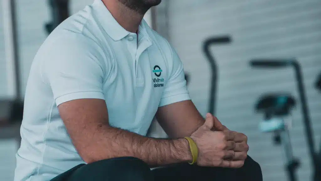 Entrenador observa una sentadilla durante una evaluación de movimiento funcional
