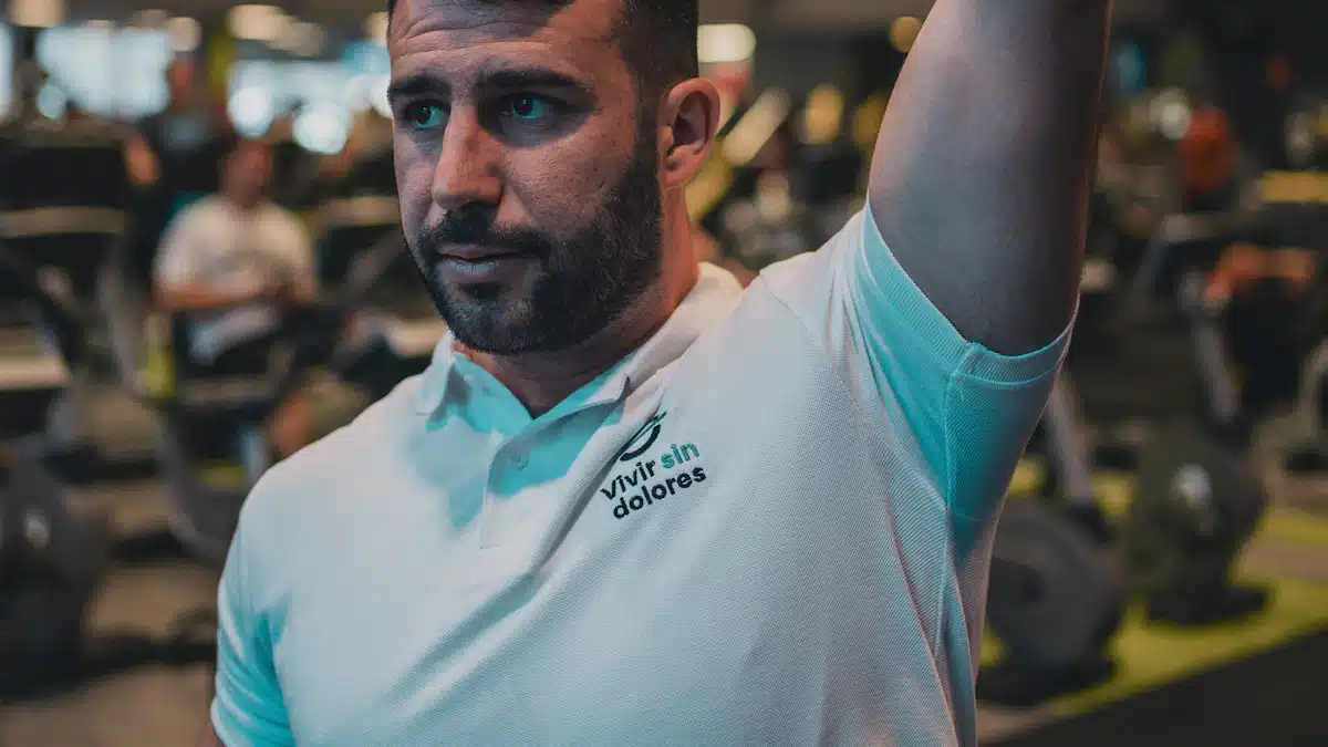 Entrenador realizando un levantamiento con kettlebell en una sala de preparación física