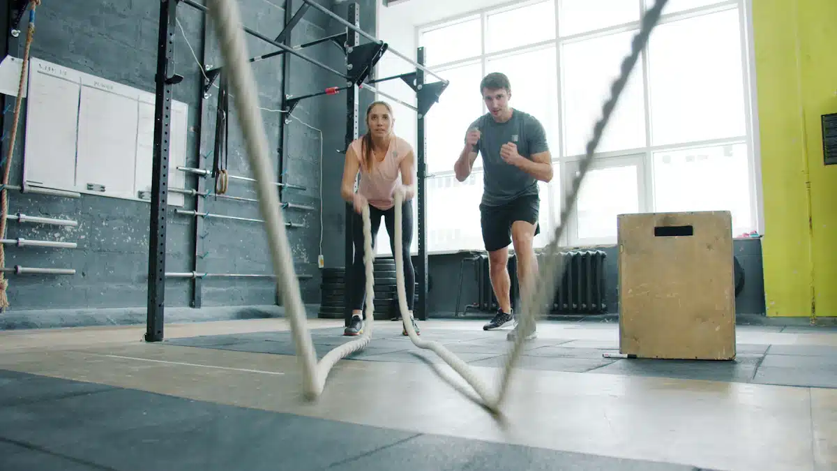 Entrenadora guiando un ejercicio con cuerdas de batalla en gimnasio